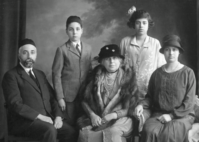 The World's Top 10 Wealthiest Families: Rothschild Doesn't Even Make the Top 3!