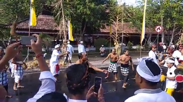 How Do You Win a Mate? 10 Bizarre Courtship Rituals That Actually Work. How Do You Win a Mate? 10 Bizarre Courtship Rituals That Actually Work.